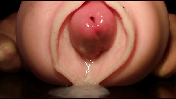 Ladyboy ari masturbându-se Singur futai cu cele mai mari pule